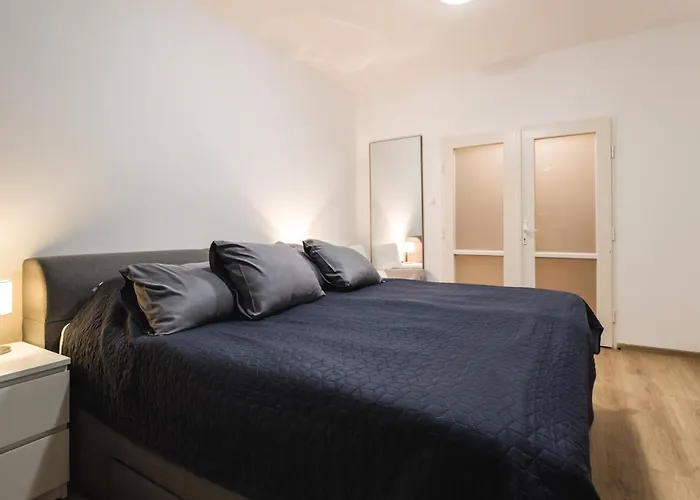 Flexihome Sk - Zborovska - Garage Parking With Electricity - 2 Bedrooms